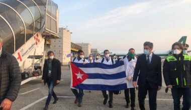 Coronavirus, arrivati a Malpensa 52 esperti sanitari cubani