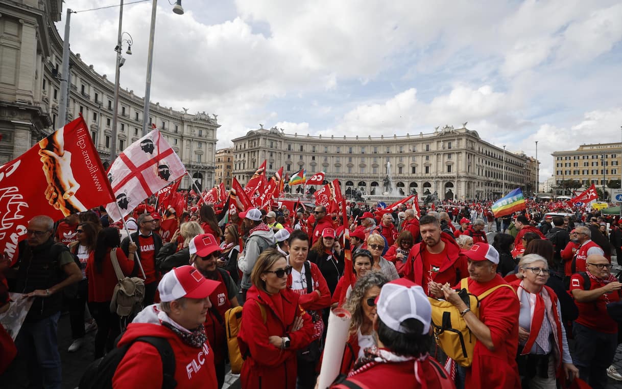 A Roma il corteo della Cgil. Landini: 'Sciopero contro Manovra? Non lo escludiamo'