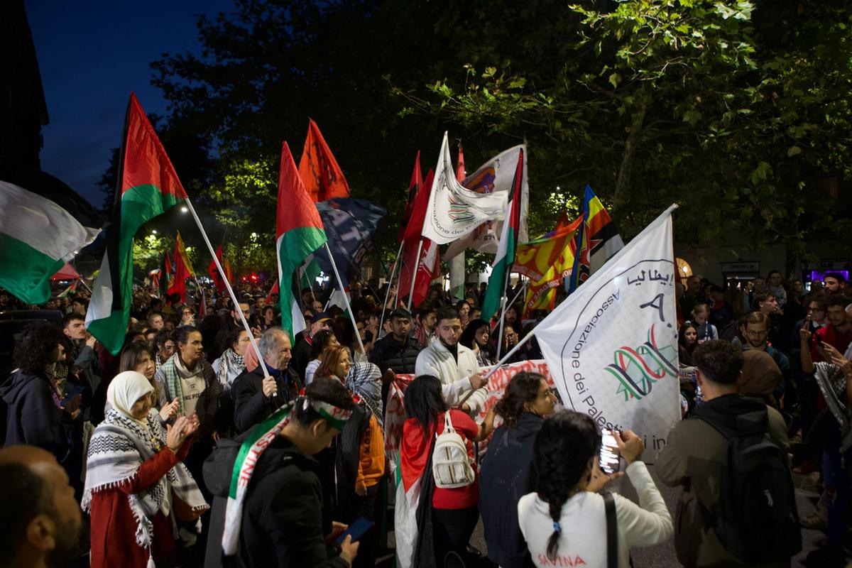 Corteo per la Flotilla in diretta a Milano: “Israele nazista, Meloni gerarca”. Traffico in tilt fra gli applausi
