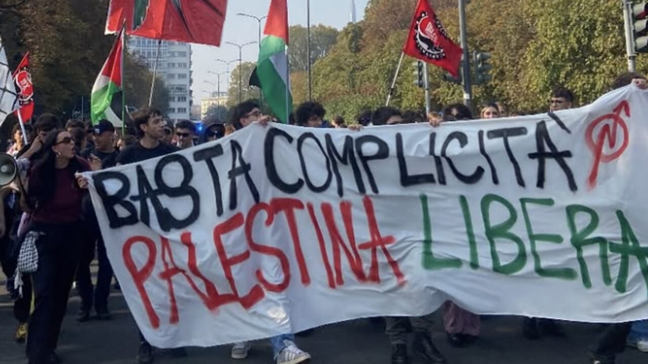 Corteo a Milano per Gaza: "Netanyahu criminale, Palestina immortale"