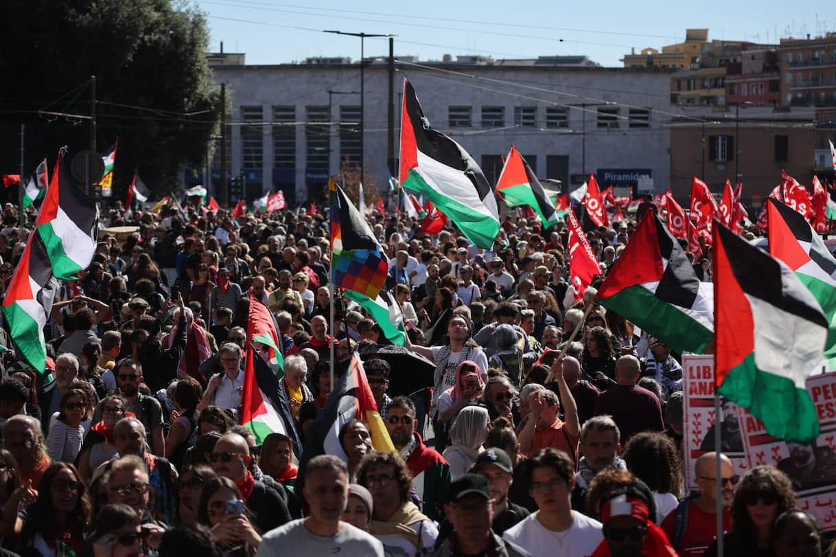 Roma, di nuovo in piazza per la manifestazione pro Gaza: 'Stop al genocidio'. LIVE