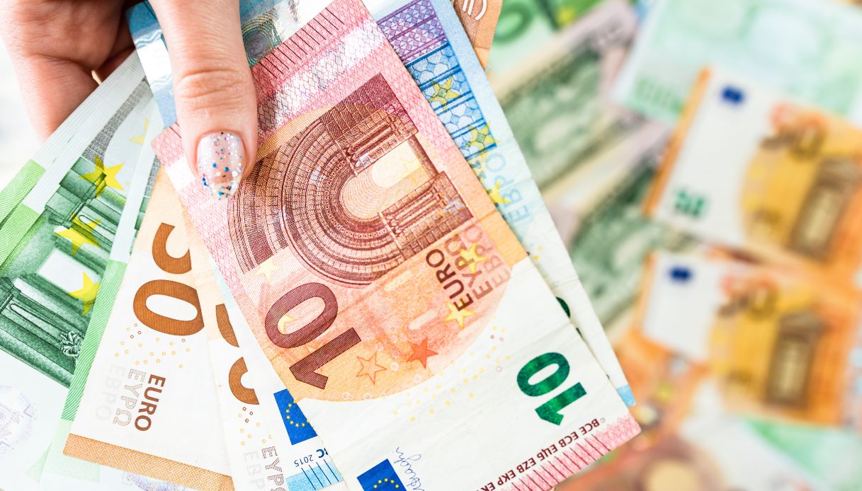 Tassi dei prestiti italiani più alti d'Europa, famiglie a rischio indebitamento