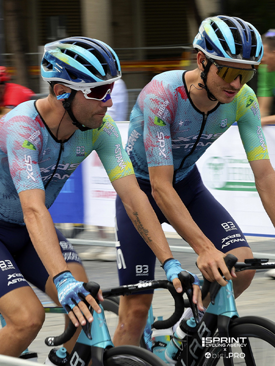 Trofeo Matteotti 2025, Cristian Scaroni parlotta con Diego Ulissi