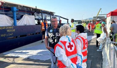 Sbarco dei migranti dalla nave Sea Watch 5, la Croce Rossa all'alba in porto alla Spezia 