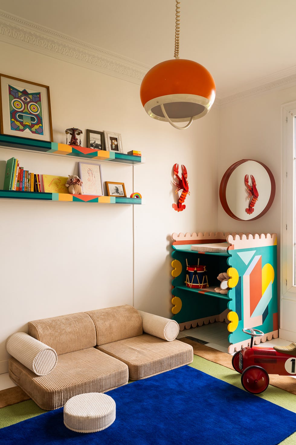 cuarto de juegos en una casa decorada con muebles vintage de colores