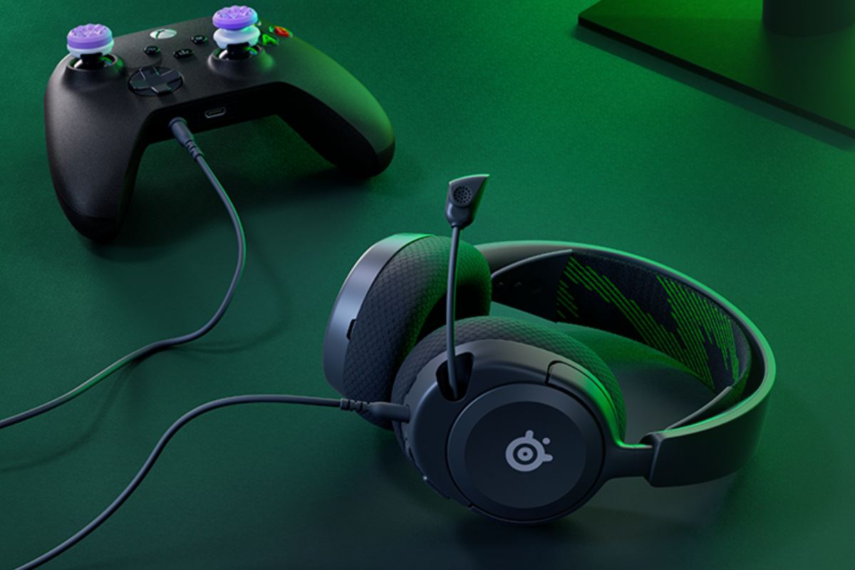 Le cuffie SteelSeries accanto a un controller da gioco