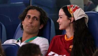 foto dell'anello al dito di Dove Cameron