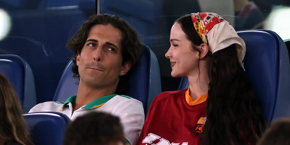 foto dell'anello al dito di Dove Cameron