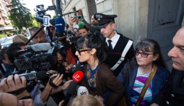 “Li abbiamo pagati per avere le carte” 