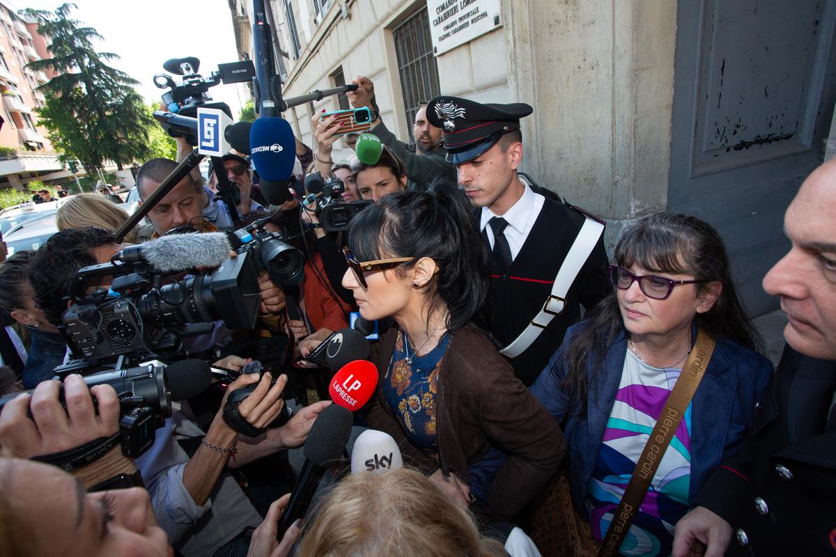 “Li abbiamo pagati per avere le carte” 