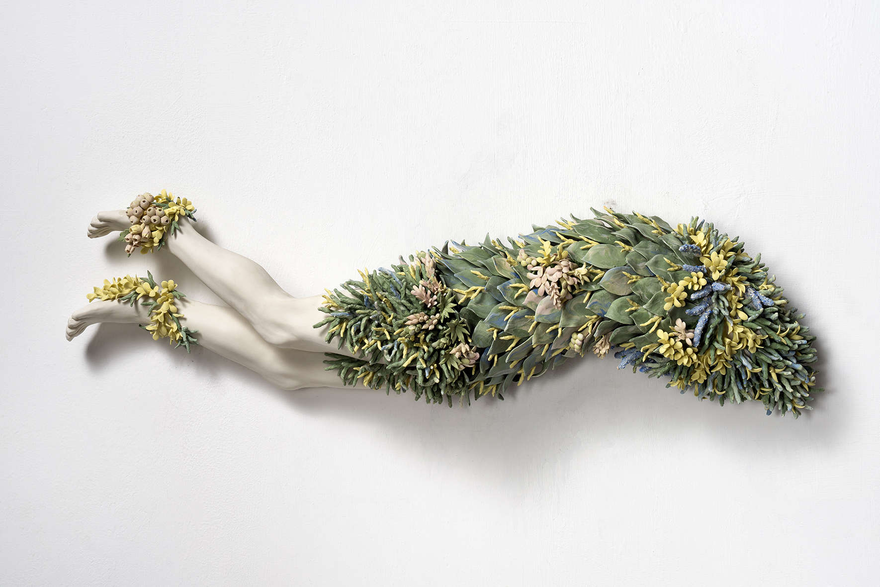 Diego Cibelli, Siamo cibo per la luna (2023; porcellana, 72 x 132 x 19 cm)