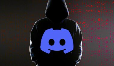 persona incappucciata nel buio con numeri rossi sullo sfondo e logo Discord