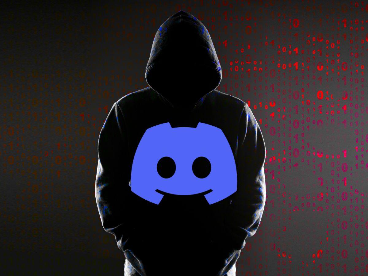 persona incappucciata nel buio con numeri rossi sullo sfondo e logo Discord