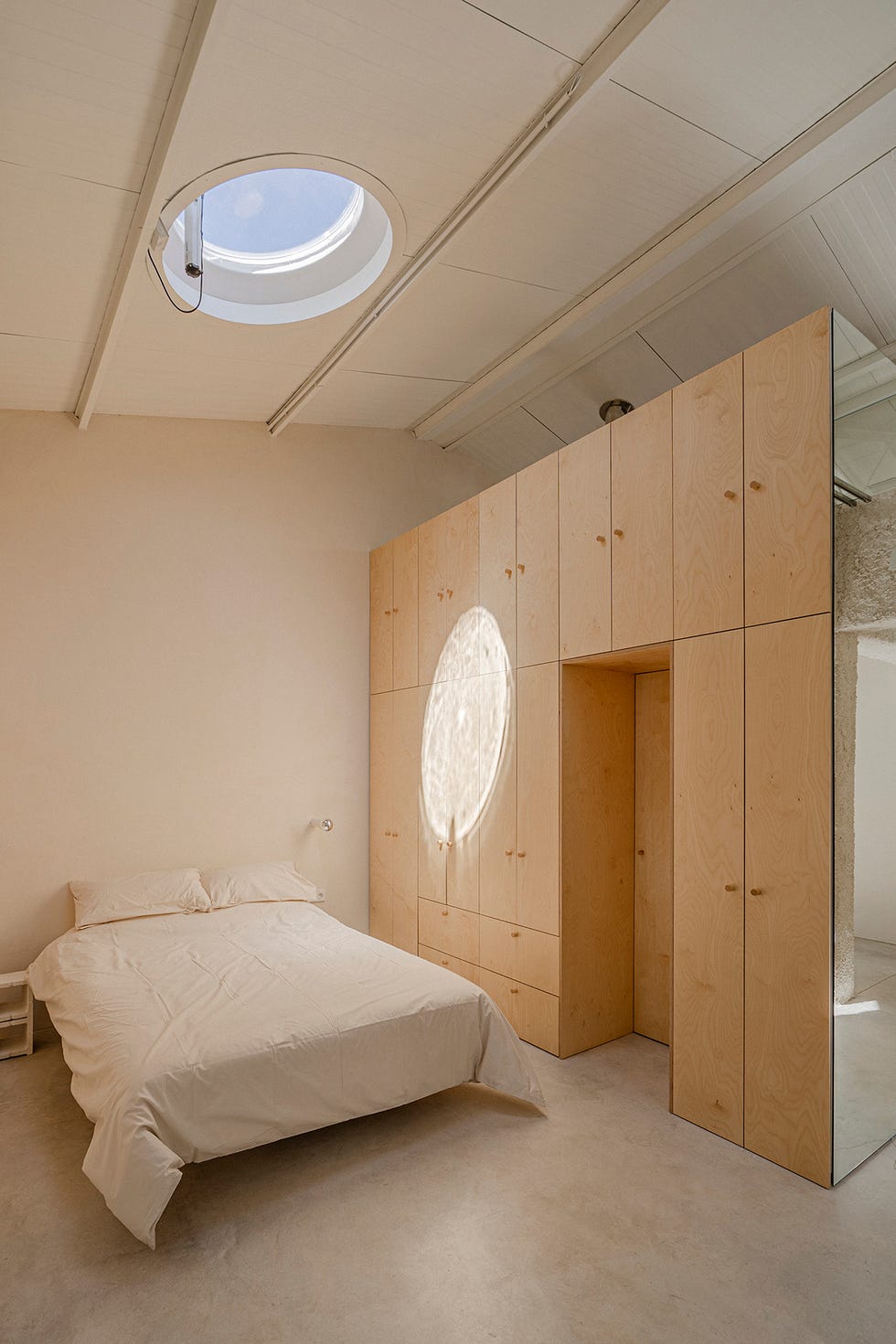 casa moderna con muebles de colores y armarios de madera