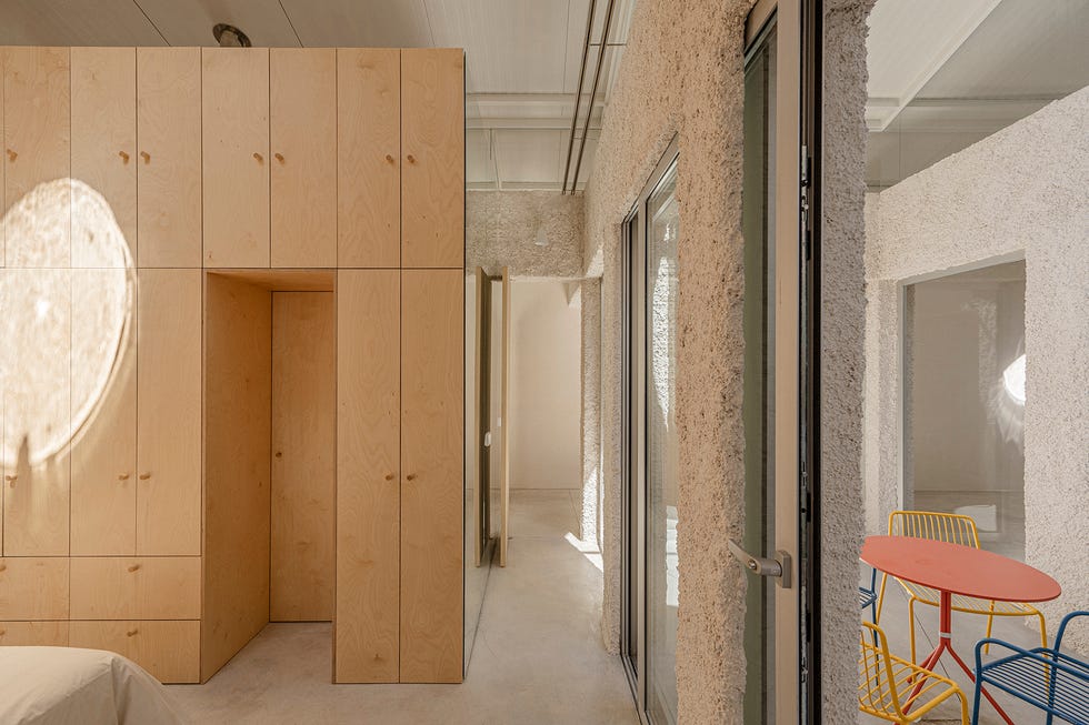 dormitorio minimal de una casa moderna con armarios de madera