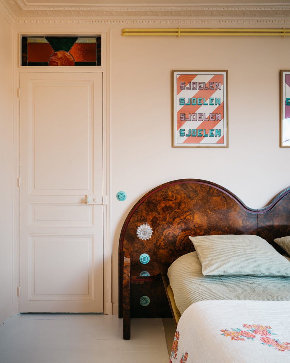 dormitorio con cabecero vintage de una casa decorada con muebles vintage de colores