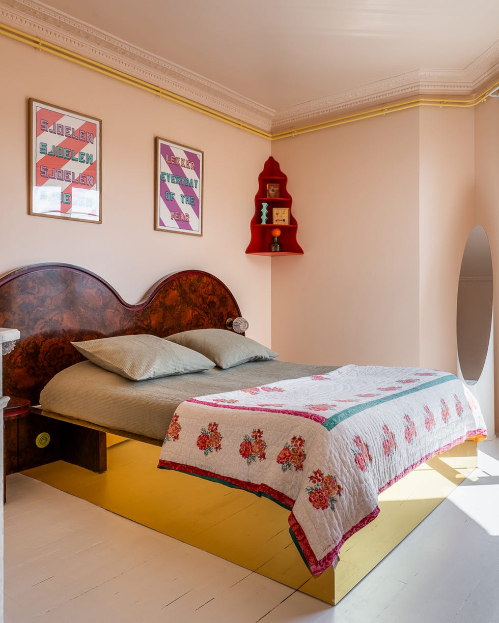 dormitorio con cabecero de una casa decorada con muebles vintage de colores