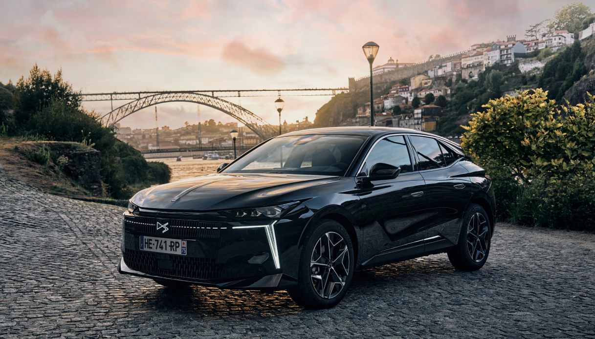 in consegna la berlina premium multi-energia