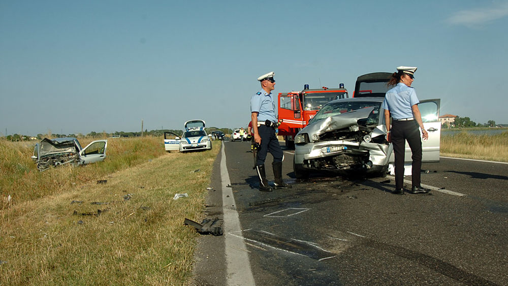Dramma all'alba, nel tragico scontro muoiono due giovani ravennati e una donna del ferrarese