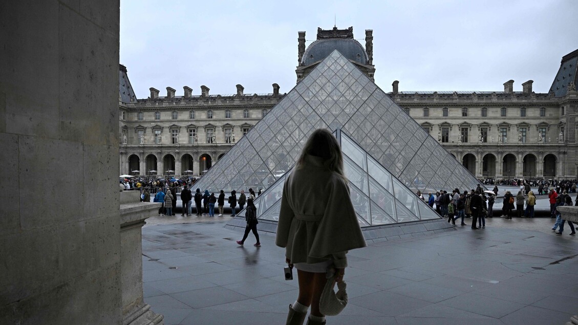 Francia, la Procura di Parigi: 'Cinque i nuovi fermi per il furto al Louvre' - Europa