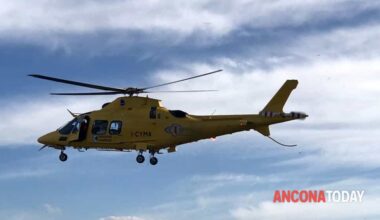 Incidente ad Osimo | Sbanda e finisce con lo scooter sotto un furgone: gravissimo un 15enne