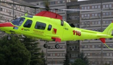 Litiga col fidanzato e si lancia da auto in corsa, è grave