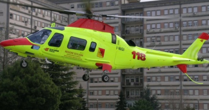 Litiga col fidanzato e si lancia da auto in corsa, è grave