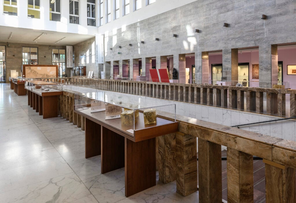 Elisa Montessori, Il sogno della camera rossa, 2025, installation view. Photo Giorgio Benni. Courtesy MUCIV-Museo delle Civiltà