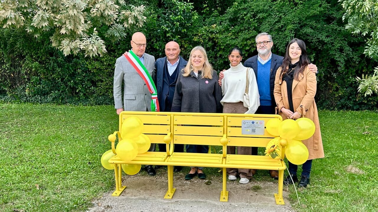 Inaugurata a Treviso la panchina gialla contro il silenzio sull’endometriosi