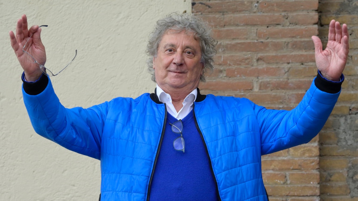 Enzo Iacchetti e la vita privata. L'amore segreto per Anna Marchesini, la morte del padre, i "no" da Sanremo e il desiderio di innamorarsi ancora