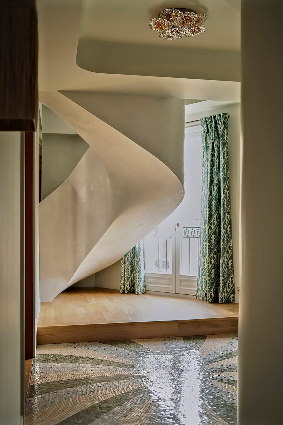 una vivienda parisina con mobiliario moderno y colores italianos del estudio hauvette madani