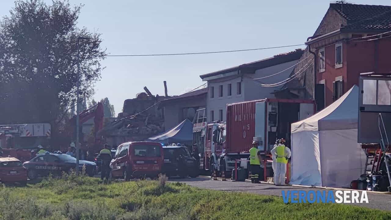 Esplosione di Castel d'Azzano, silenzio dei fratelli Ramponi davanti al gip. Scorta d'onore per i feretri dei carabinieri morti