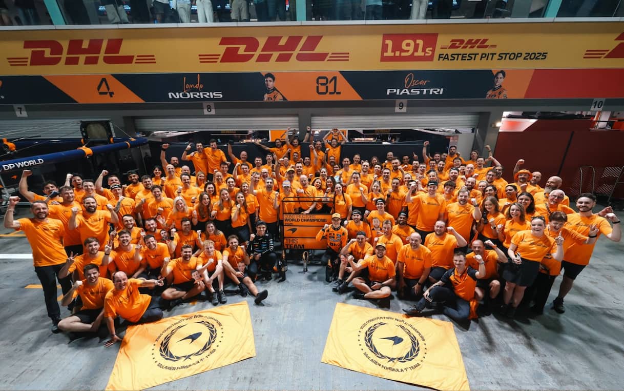 F1, McLaren: la festa Papaya a Singapori per il decimo titolo Costruttori. Foto