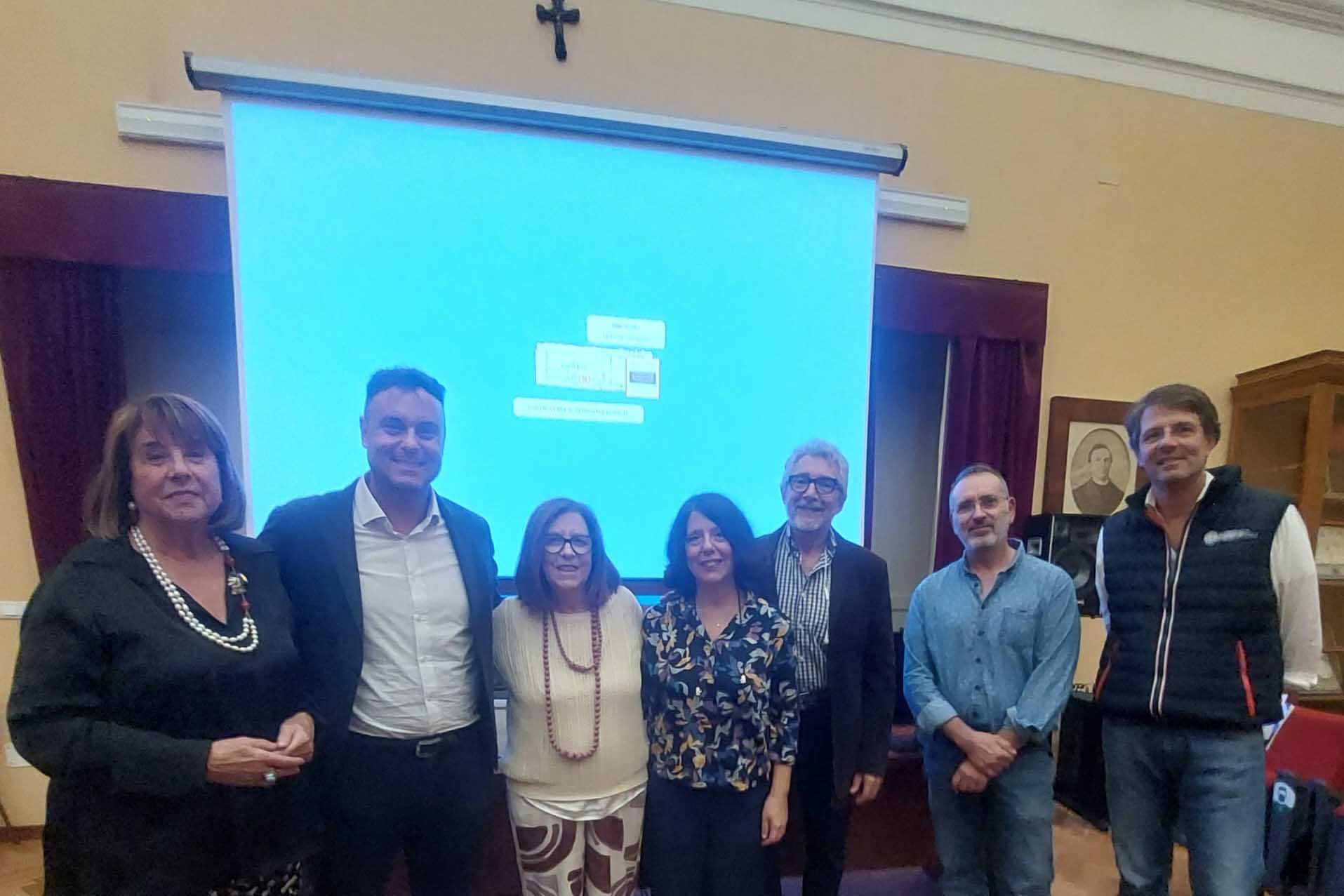 L'autrice del libro insieme con i relatori