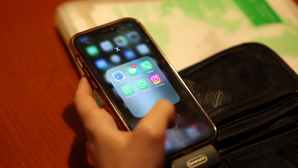 Si fingeva ragazza minorenne per avere foto hot, arrestato - Notizie