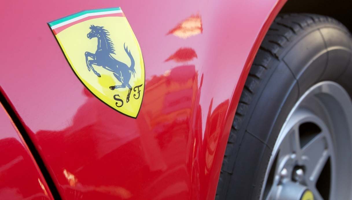 Ferrari riduce le esportazioni nel Regno Unito a causa delle tasse per i più ricchi