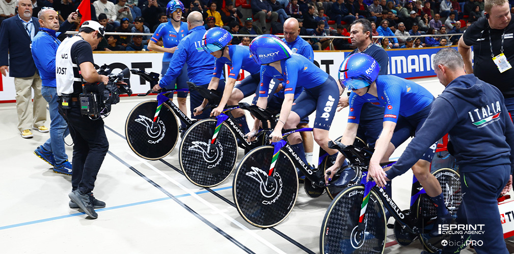 Vittoria Guazzini, ancora in piedi, è la quarta a entrare in azione: una trascinatrice come Ganna fra gli uomini