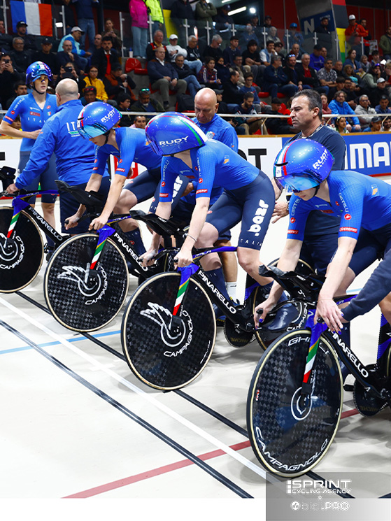 Vittoria Guazzini, ancora in piedi, è la quarta a entrare in azione: una trascinatrice come Ganna fra gli uomini