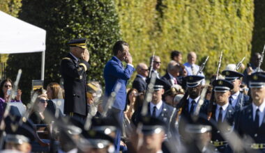 Ex top gun contro Hegseth per standard maschili in combattimento - Notizie