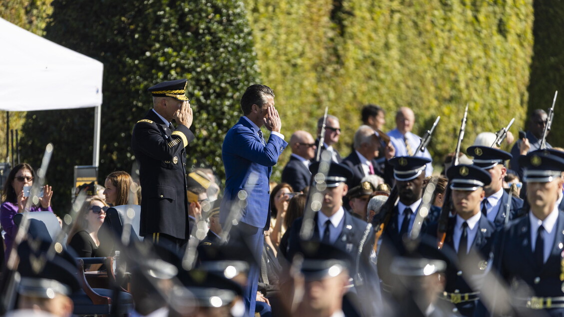 Ex top gun contro Hegseth per standard maschili in combattimento - Notizie