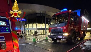 Incendio nel centro commerciale, notte di paura a Calenzano