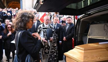 Claudia Cardinale, centinaia a Parigi le persone riunite ai funerali I Sky Tg24