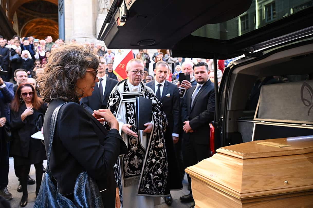 Claudia Cardinale, centinaia a Parigi le persone riunite ai funerali I Sky Tg24