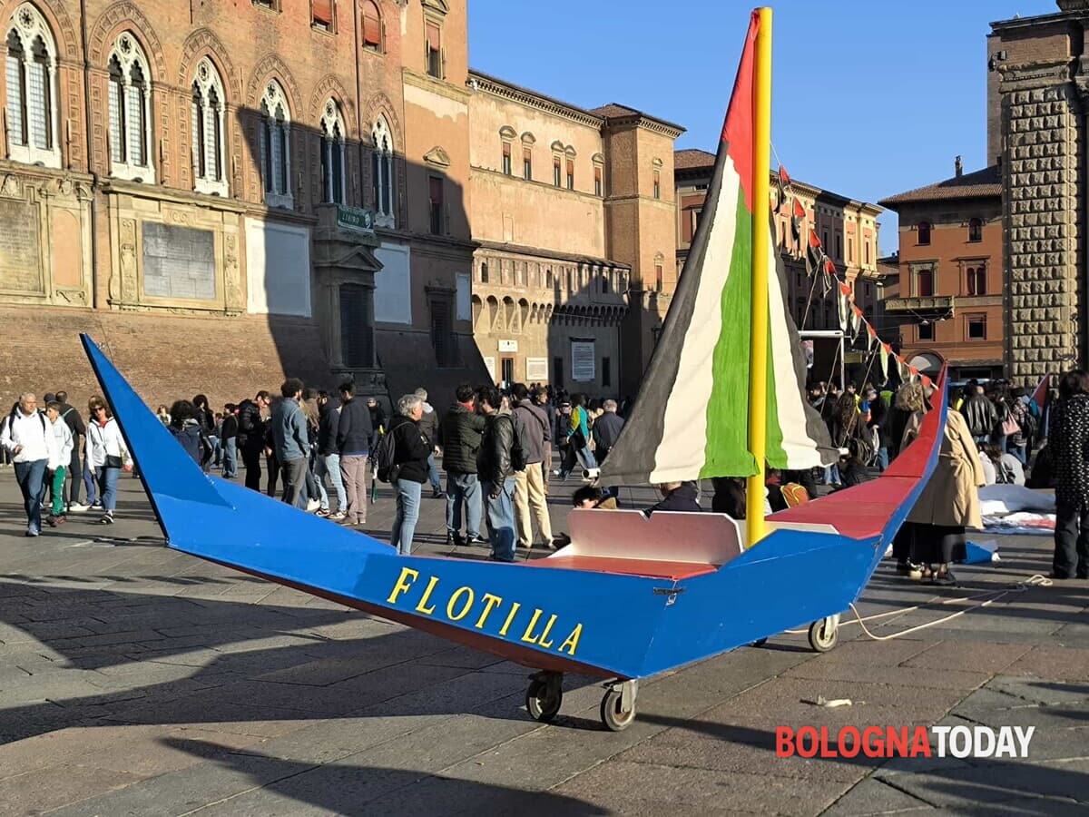 Flotilla in piazza Maggiore