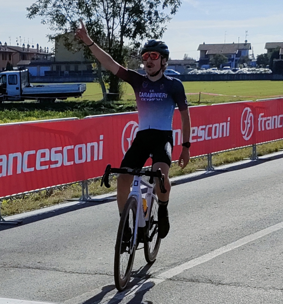 Filippo Fontana esulta al traguardo