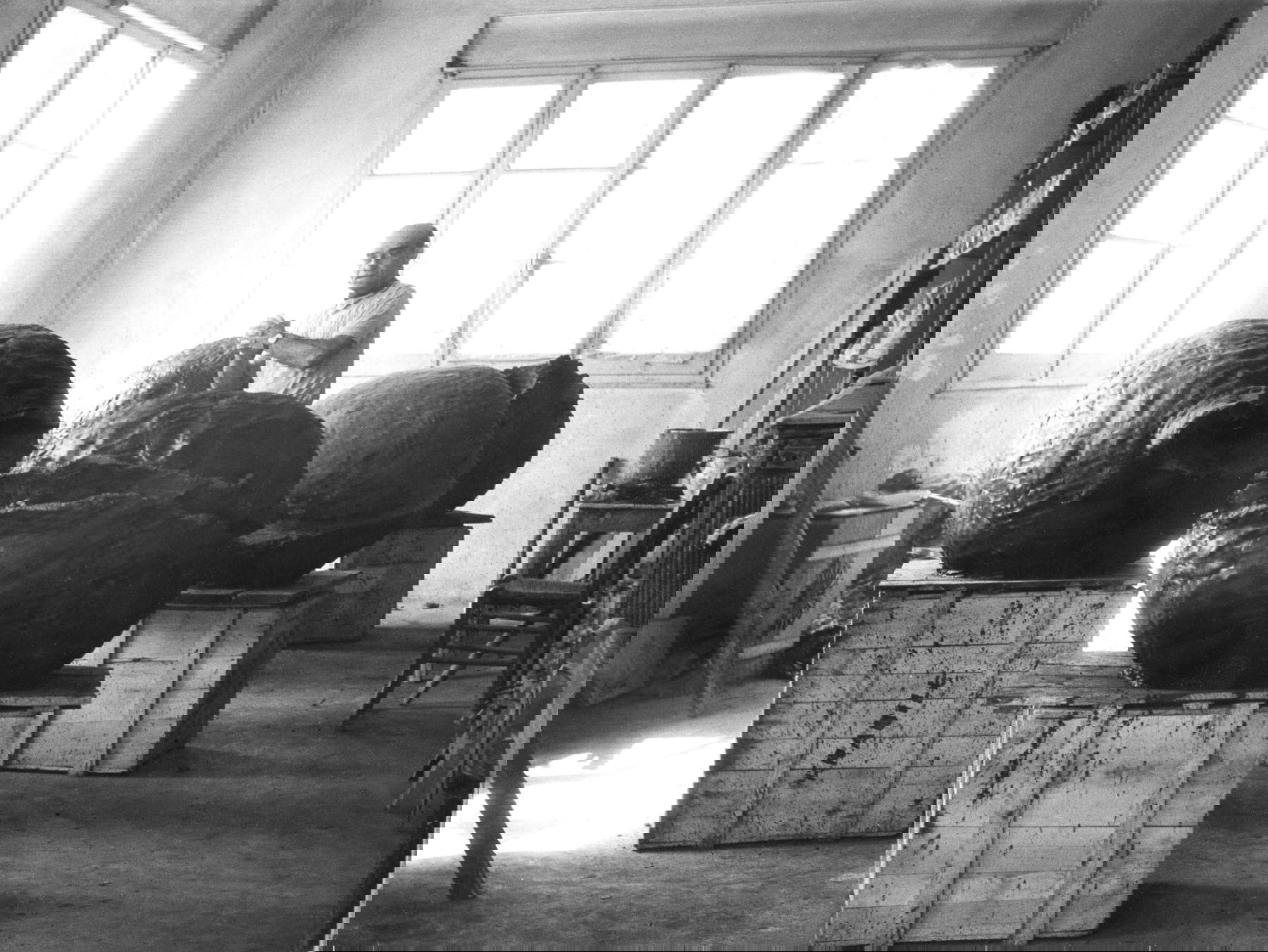 Lucio Fontana nel suo studio con le Nature (1959-1960) © Fondazione Lucio Fontana, Milano, by SIAE 2025