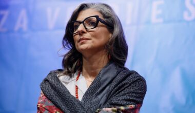 Francesca Albanese, le crepe a sinistra. Dalle parole su Liliana Segre ‘non lucida’ al fuoco di fila del Pd: “Narcisista, arrogante, polarizzante”