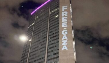 A Milano compare la scritta "Free Gaza" sul Pirellone