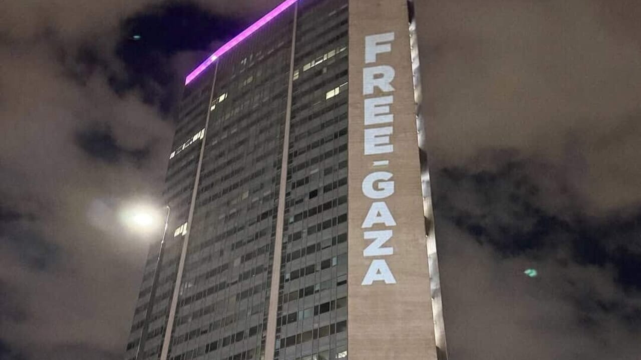 A Milano compare la scritta "Free Gaza" sul Pirellone