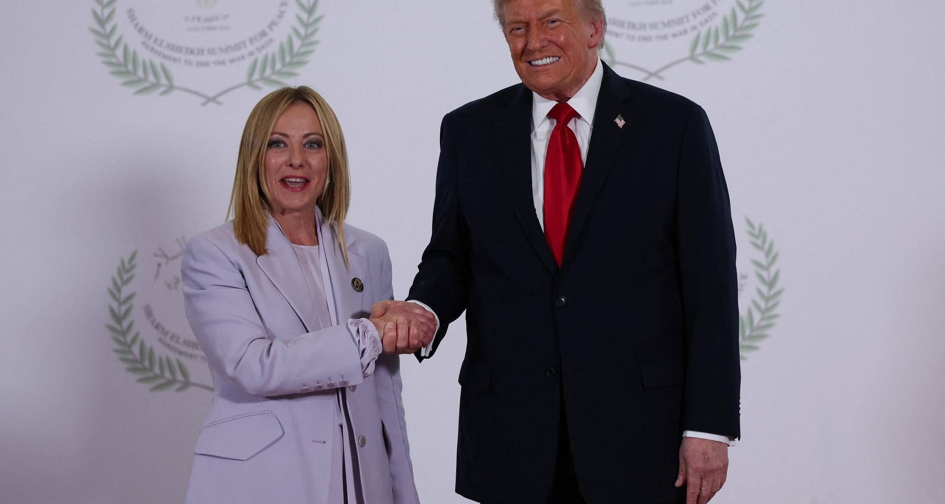 "Giorgia Meloni bellissima donna, negli Usa non posso dirlo", il commento di Trump in Egitto